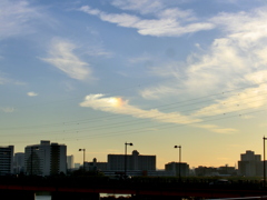 荒川土手から夕日の左の空に彩雲（幻日）