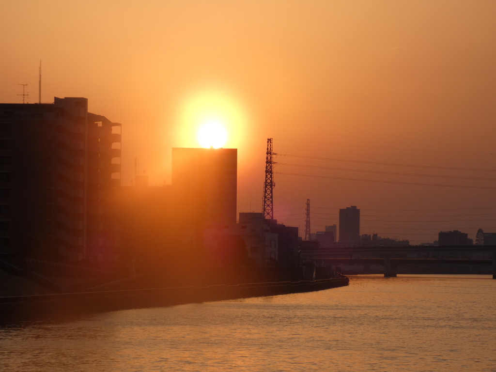 尾竹橋から隅田川のマンションの上の夕日