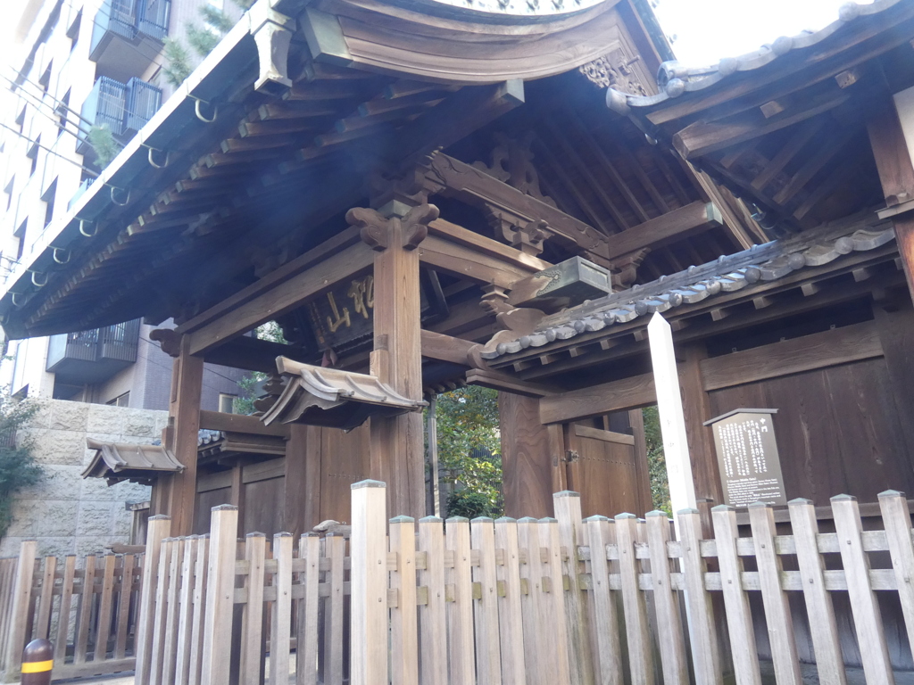 泉岳寺中門横から