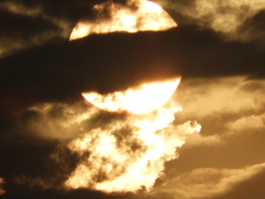 雲被る荒川の大きな夕日