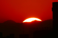 クリスマスの夕日丹沢の山に沈む