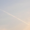 夕日に向かう飛行機