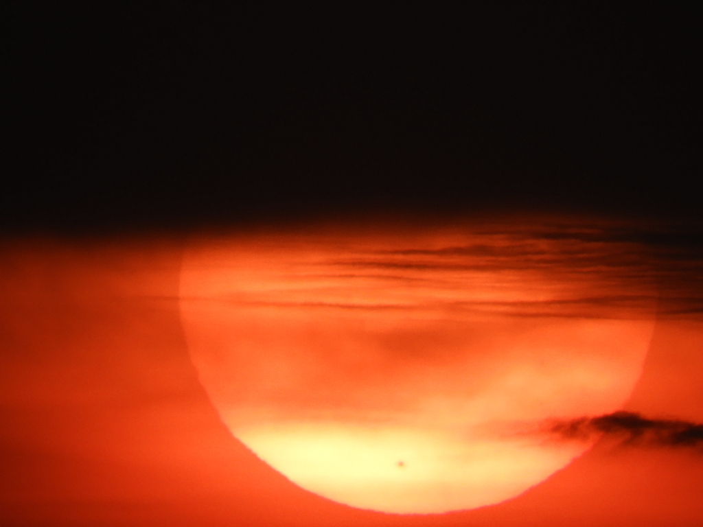 千住新橋から雲から再び降りてくる夕日