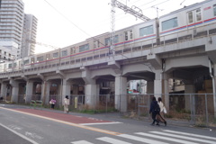 愛染川通りの京成線京成町屋駅へ