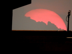 高速道路の雲間に消える夕日