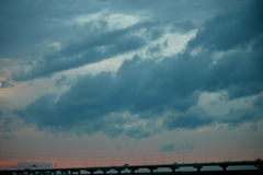 荒川土手から西新井橋向うの高速高架上の空の風景