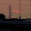 千住新橋から高速上の遠くの鉄塔右の丸山に落ちる夕日