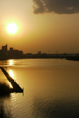 黒雲映る夕日の荒川ワンド