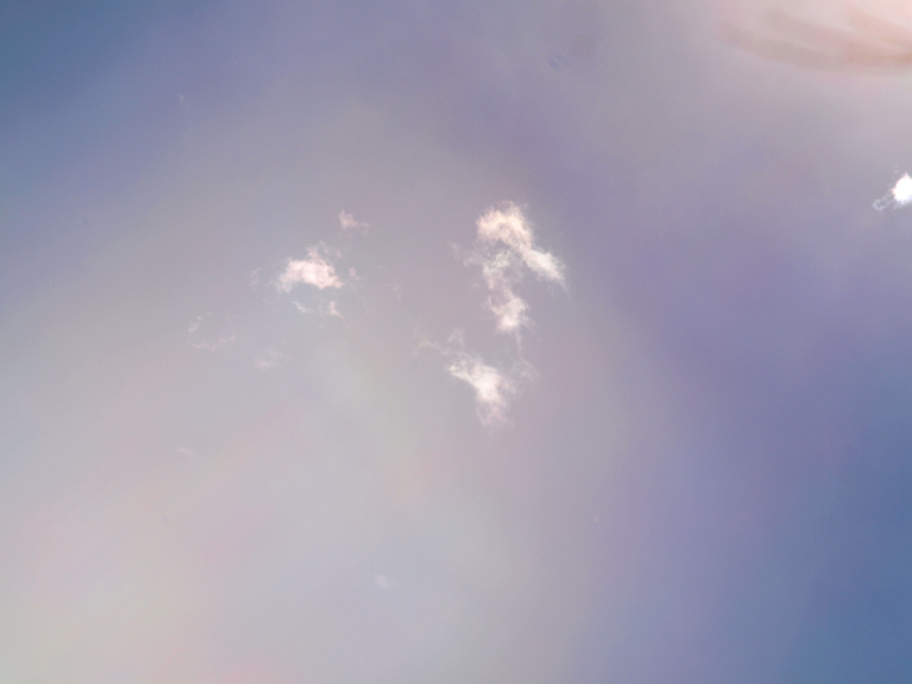 太陽からの放射光線と微雲