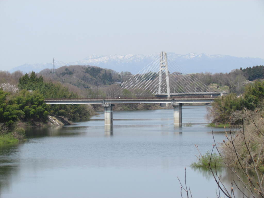 三春湖の春田大橋と会津磐梯、安達太良山の風景