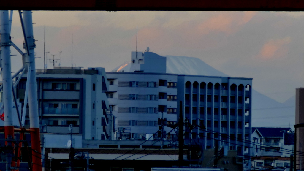 西新井橋からビルの後ろの日光男体山