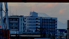 西新井橋からビルの後ろの日光男体山