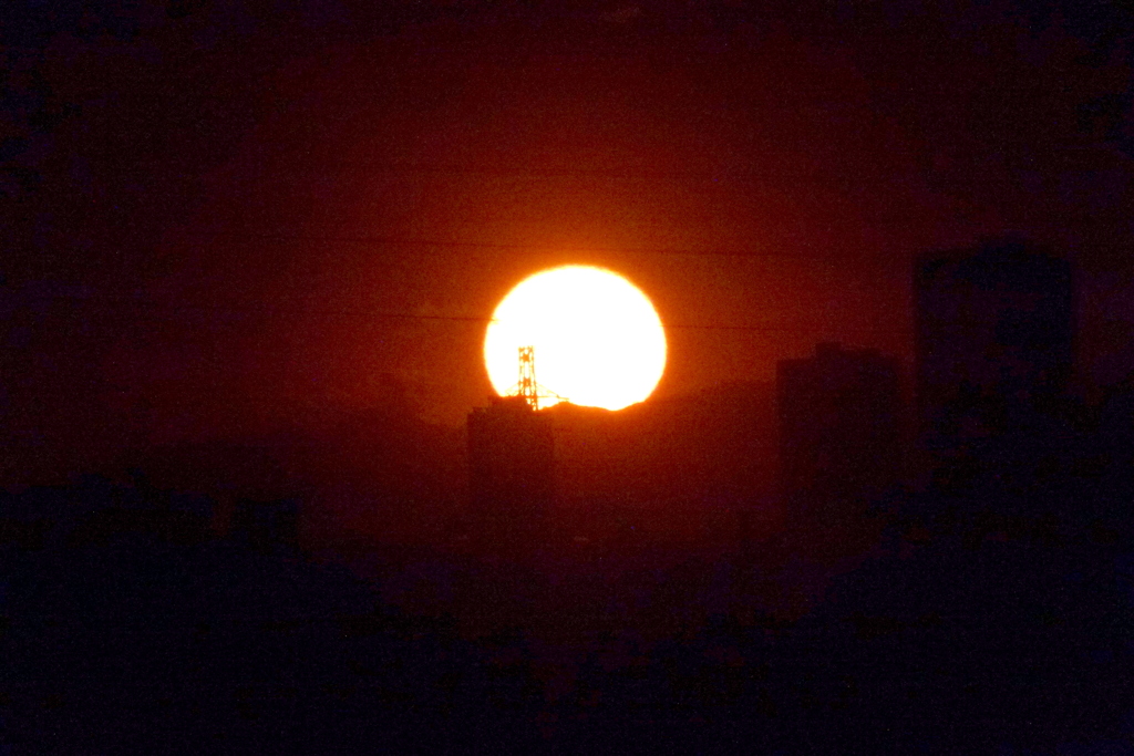 '22.12.19.の塔ノ岳の右の丹沢山系の夕日