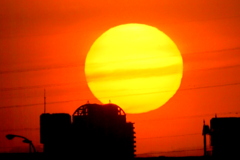 層積雲の横切るタワーマンションの夕日