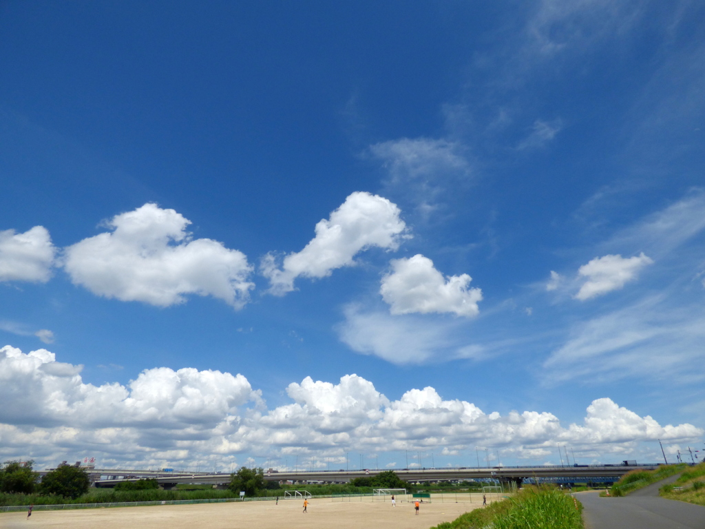 橋上の白雲の連なり