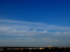 荒川の高速高架上のK.H.不平衡の雲ぐも