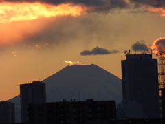 二重富士と山頂の雲