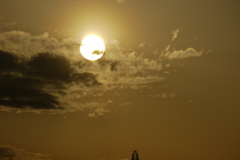 隅田川の雲被る夕日