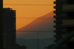 ビルの間の富士山御裾の模様