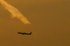 隅田川の夕日のジェット雲の残骸と