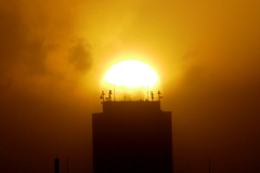 雲が通過した後の池袋サンシャイン60タワービルのダイヤモンド