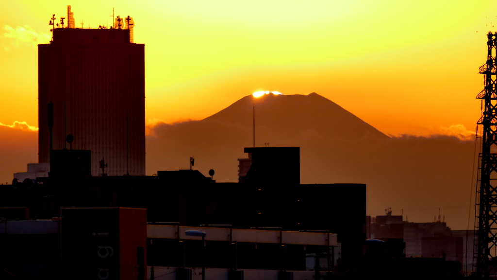 サンシャインビル右奥の富士山頂に沈む