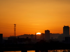 手前の景色は少し違うが、昨年と同じ丹沢山系にに落ちる夕日
