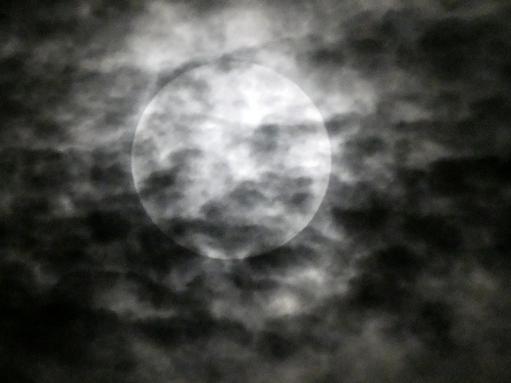 雲に覆われた満月