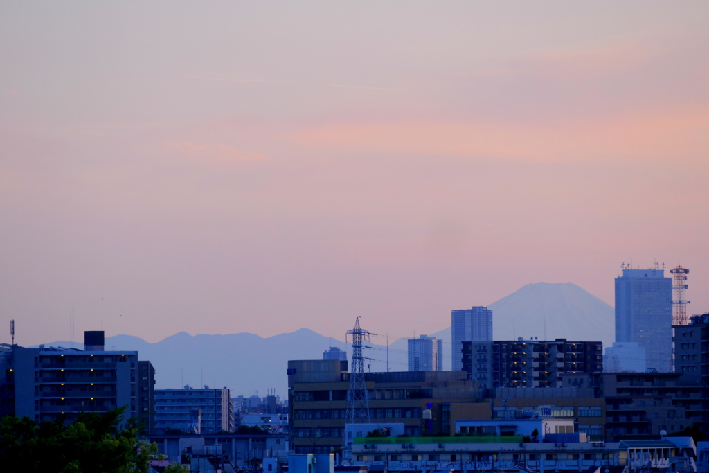夕暮れの丹沢山系と富士