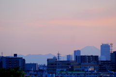 夕暮れの丹沢山系と富士
