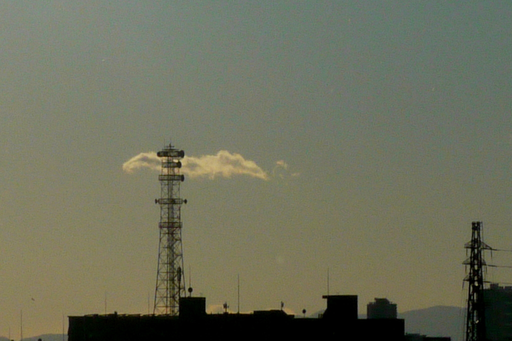 遠くの鉄塔の上の夕雲
