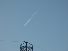 鉄塔の上の飛行機雲