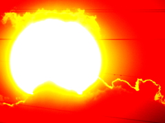 雲の上の黄金夕日