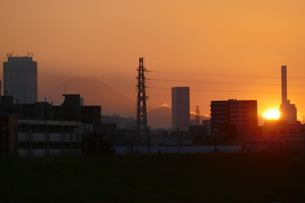 富士山の右方御正体山裾に落ちる夕日