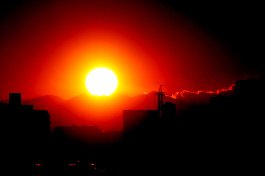 '21.11,29.の丹沢山系の左丹沢山右鉄塔の蛭ヶ岳の真ん中の夕日