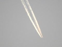 荒川上空のズーミングした飛行機雲