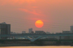 舎人ライナー上の春霞の夕日