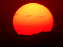 大月市の雁ヶ腹摺山の広い頂上に入る大きな夕日