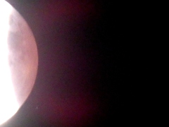 月食中の赤黒い月面から出てきた天王星