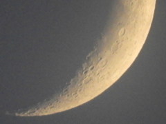 三日月をズームしてみた