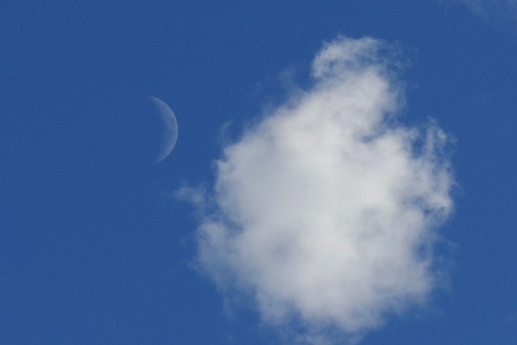 流れる雲と月齢4.7