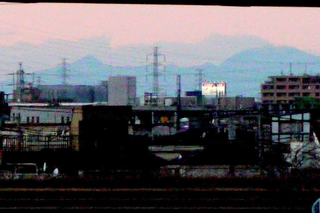 荒川土手から対岸の高速高架下の夕焼けの赤城山と山系投影雲