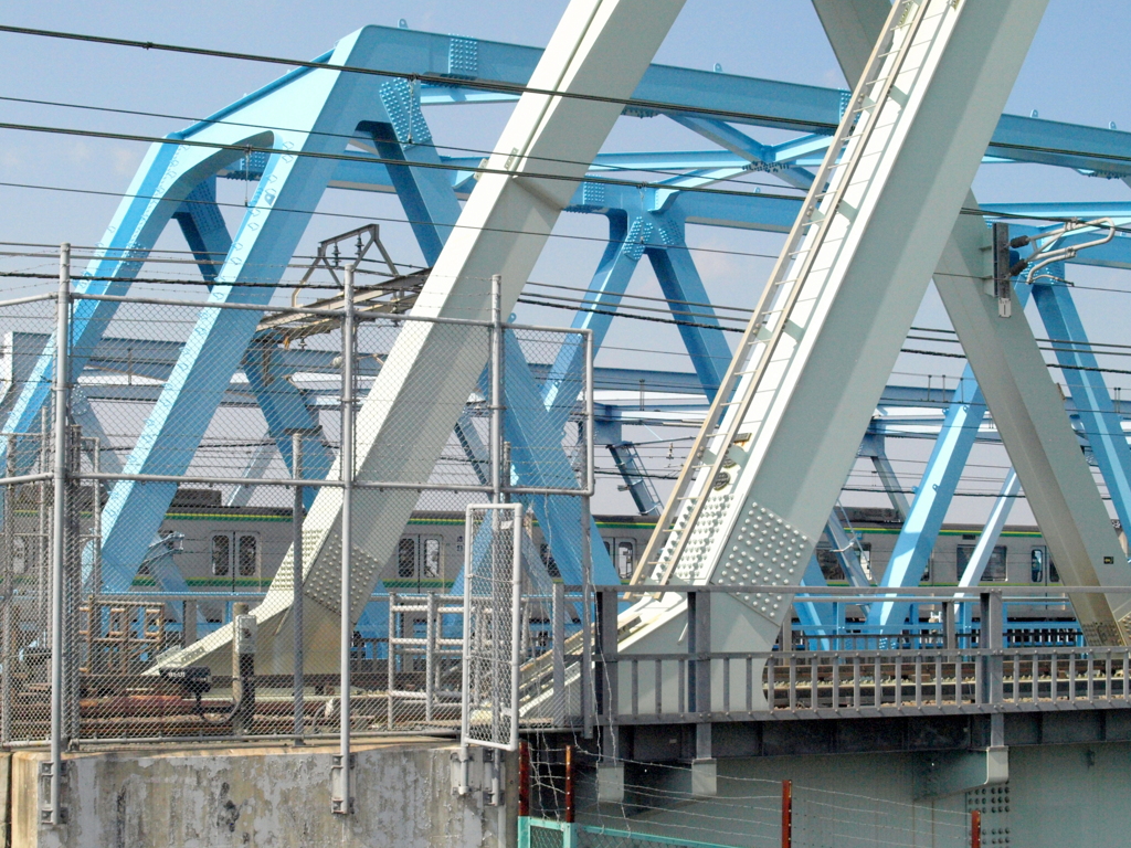 三並びの荒川橋梁と奥に見える東京メトロ千代田線