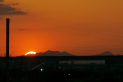 隅田川の園土地の右の大持山の夕日