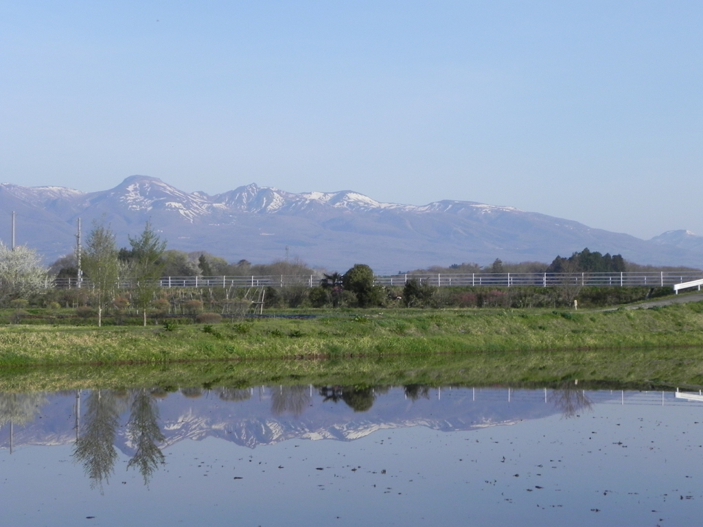 那須岳の見える沼からの春の風景