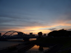 巨大放射状雲が消え日没直後の風景