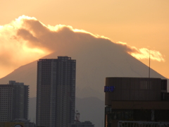 富士山頂を斜めに覆った雲