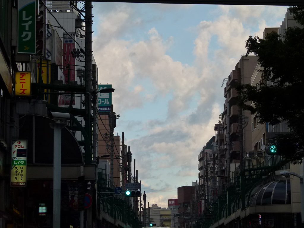 都心の雲のある風情、日本橋辺