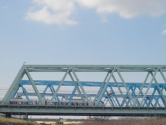 下に千住新橋が見える荒川橋梁のTX青井駅へ