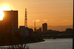 春の隅田川の夕日